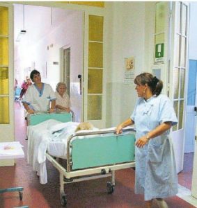 Ospedale Livorno, denuncia Cgil: «Squadra trasporto degenti ridotta all’osso: 2 operatori invece di 8, cancellati 20 esami in un giorno»