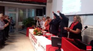 Congresso Cgil provincia di Livorno, tutti in piedi per il finale della relazione del segretario Zannotti