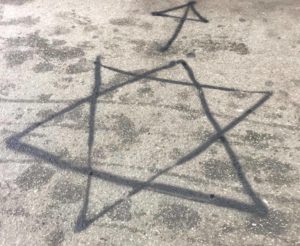 Livorno, scritte antisemite: la Cgil esprime solidarietà al titolare del banco. Appello alla politica: “Far fronte comune: resistere all’onda nera”